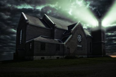 Bir perili kilise çan kulesinden gelen ışık ışını. Fotoğraf manipülasyon, 3d çizim.