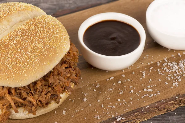 引っ張ら豚肉のサンドイッチとバーベキュー ソースのクローズ アップ — ストック写真