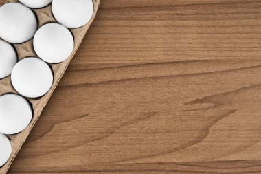 Ahşap masa, üstten görünüm çapraz yoluyla elden karton yumurta kutusu. Metniniz için kopya alanı.