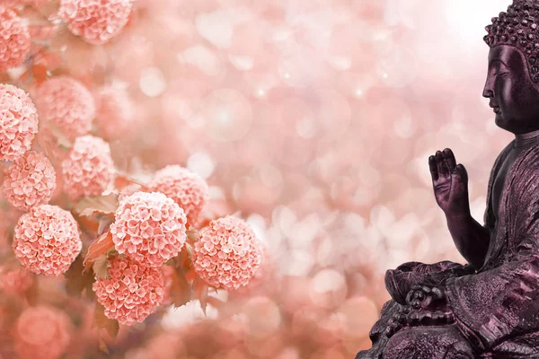 Zijaanzicht Van Boeddha Standbeeld Perzik Witte Bloemen Achtergrond Met Bokeh — Stockfoto