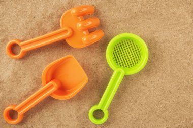 Komisyon ve oyuncak sahilde, tam üzerinde kürek. Metniniz için kopya alanı.