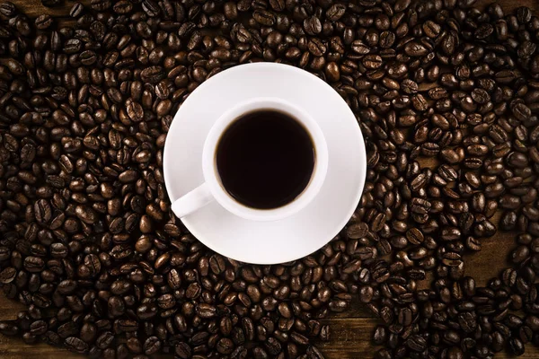 Tasse Kaffee Und Kaffeebohnen Auf Altem Holzgrund Direkt Oben — Stockfoto