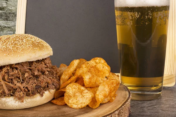 Nahaufnahme Auf Pulled Pork Sandwich Und Blondem Bier Auf Holzplanke — Stockfoto