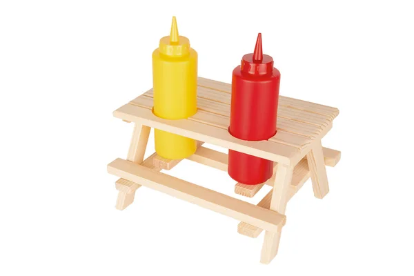 小さなピクニック テーブルの上のトマト ケチャップとマスタードの瓶 白い背景に分離 — ストック写真