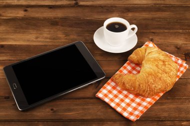Sabah kahve Kupası için iş iş, dijital tablet ile hemen üstüne.