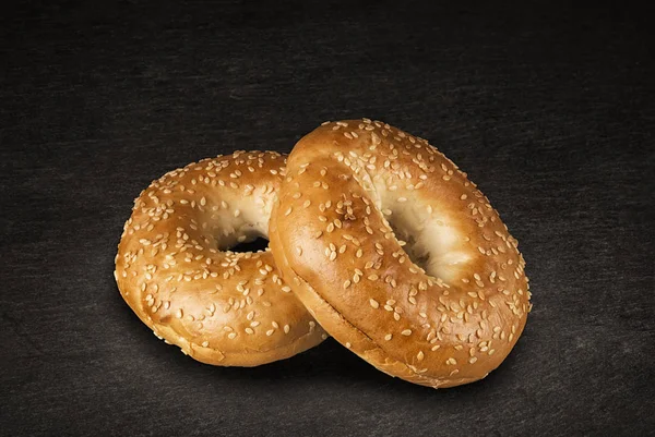 Čerstvé Sezamové Semínko Bagel Chléb Izolované Přírodní Kámen Břidlice Pozadí — Stock fotografie