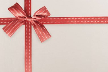 Kırmızı hediye şerit üzerinde beyaz bir arka plan desen dokulu. Hediyelik kutu ambalaj kavram.
