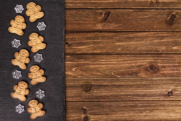 Biscoitos Gengibre Flocos Neve Decoração Mesa Madeira Diretamente Acima — Fotografia de Stock