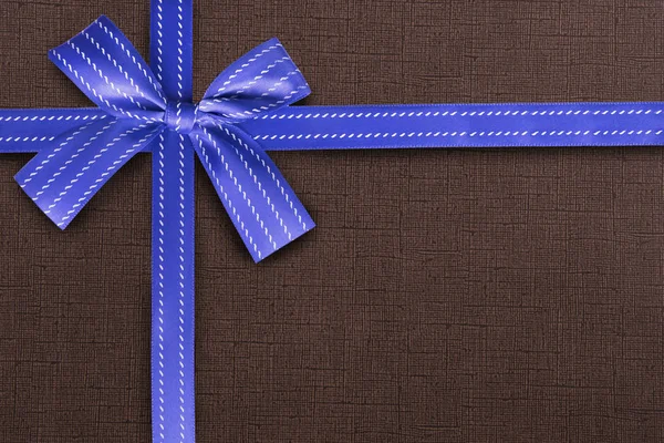Blauwe Cadeau Lint Een Bruin Structuurpatroon Achtergrond Geschenk Box Verpakking — Stockfoto
