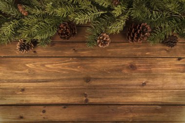 Doğal ahşap masa arka planda üzerinde Noel ağaç dalları. Doğrudan yukarıdaki.