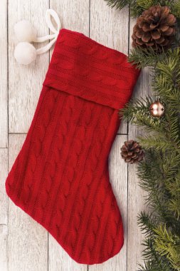 Noel çorap ve süs hemen üstündeki tahta arka plan, beyaz.