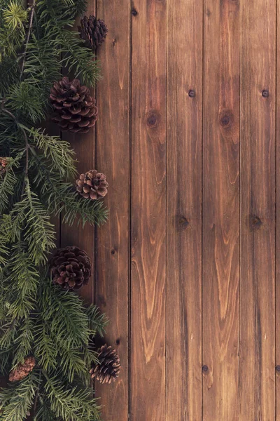 天然木のテーブル背景にクリスマス ツリーの枝 直接上記 — ストック写真