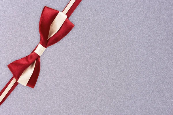 Rode Witte Cadeau Lint Een Zilveren Structuurpatroon Achtergrond Geschenk Box — Stockfoto