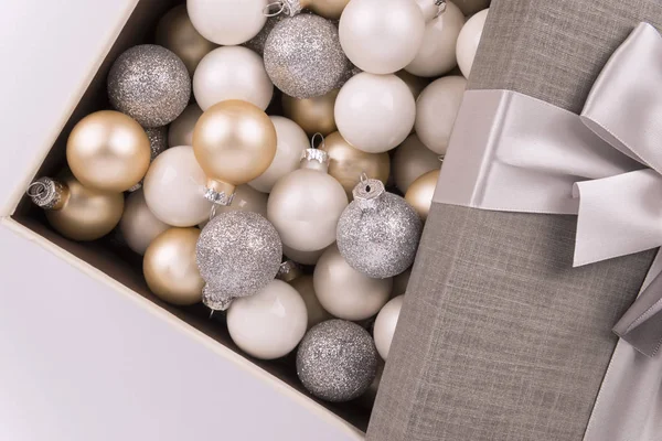 クリスマス ボール コレクション ボックス 直接上記 クリスマス休暇の概念 — ストック写真