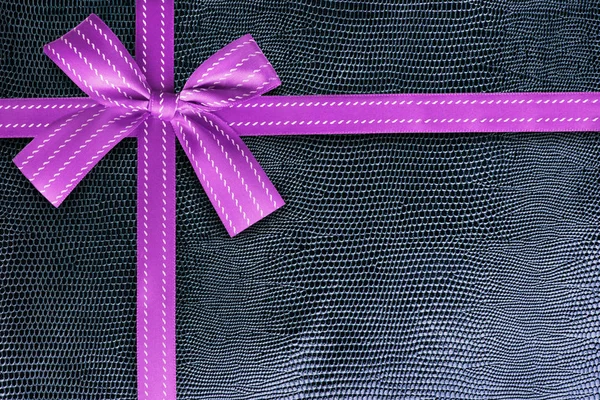 Nastro Regalo Rosa Una Texture Modello Pelle Serpente Concetto Confezione — Foto Stock