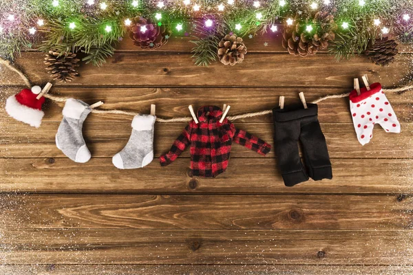 Ropa Invierno Colgando Árbol Ramas Una Mesa Madera Fondo Directamente — Foto de Stock