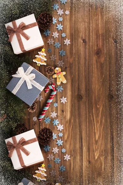 ギフト ボックスとクリスマス ツリー 木の板の下の装飾の上に直接 — ストック写真