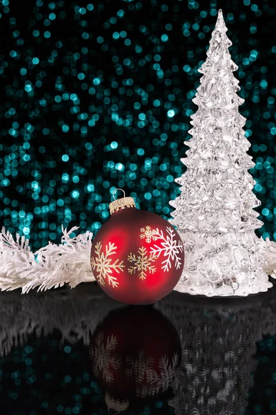 Iced Kerstboom Rood Bauble Spiegelend Oppervlak Met Reflectie Zwarte Kleur — Stockfoto