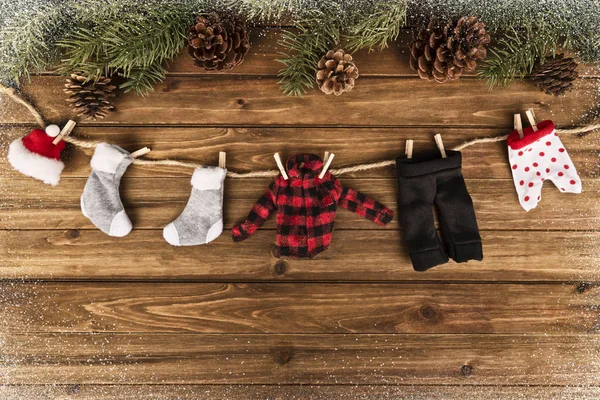 Ropa Invierno Colgando Árbol Ramas Una Mesa Madera Fondo Directamente —  Fotos de Stock