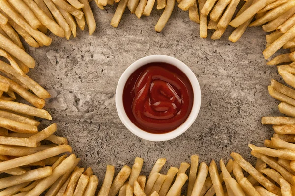 Fronteira Batatas Fritas Com Ketchup Centro Isolado Fundo Concreto Diretamente — Fotografia de Stock