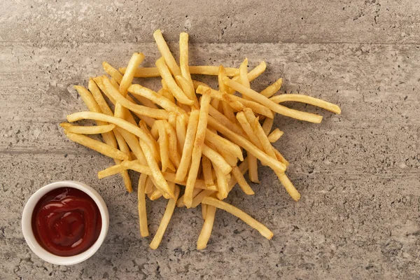 Batatas Fritas Com Ketchup Sobre Fundo Concreto Diretamente Acima Fechar — Fotografia de Stock