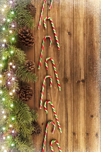 Zuckerstangen Und Christbaumzweige Auf Einem Natürlichen Holztisch Hintergrund Direkt Oben — Stockfoto