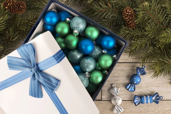 Kerstdecoratie Bauble Een Geschenkdoos Met Lint Boog Flat Lag Witte — Stockfoto