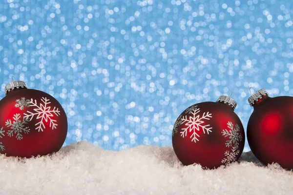 Közelről Három Piros Csecsebecse Kék Bokeh Fények Háttérben Karácsonyi Üdvözlőlap — Stock Fotó