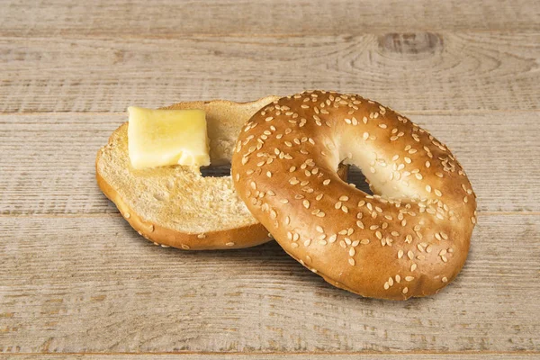 Pane Fresco Bagel Sesamo Con Pezzo Burro Fuso Isolato Una — Foto Stock