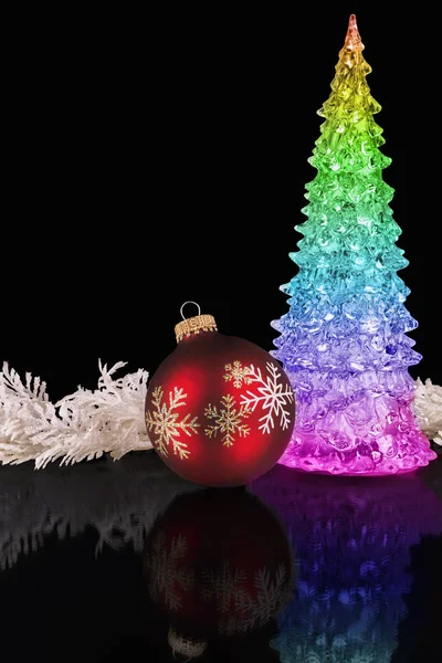 Többszínű Jeges Karácsonyfa Piros Csecsebecse Tükör Felület Tükörképe Fekete Szín — Stock Fotó