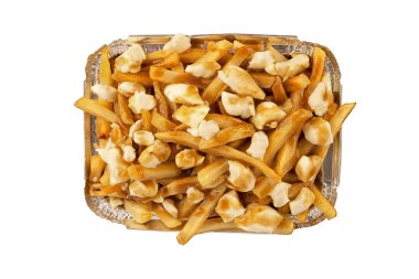Paket servisi bir kap içinde Poutine. Kızarmış patates, sığır eti sos ve lor peyniri ile pişirilir. Kanada mutfağı.