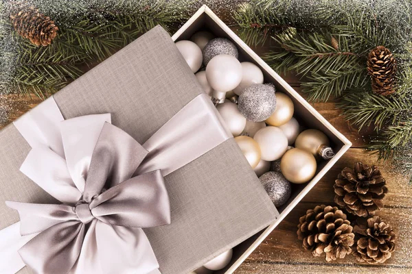 Kerstdecoratie Bauble Een Geschenkdoos Met Lint Boog Flat Lag Houten — Stockfoto