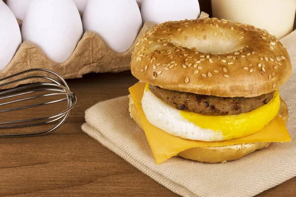 Desayuno Sándwich Con Ingredientes Fondo Bagel Huevo Queso Salchichas —  Fotos de Stock