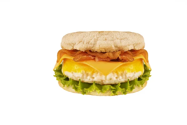 白い背景で隔離のサンドイッチ朝食をクローズ アップ イングリッシュマフィン チーズ レタス ベーコン ストック画像