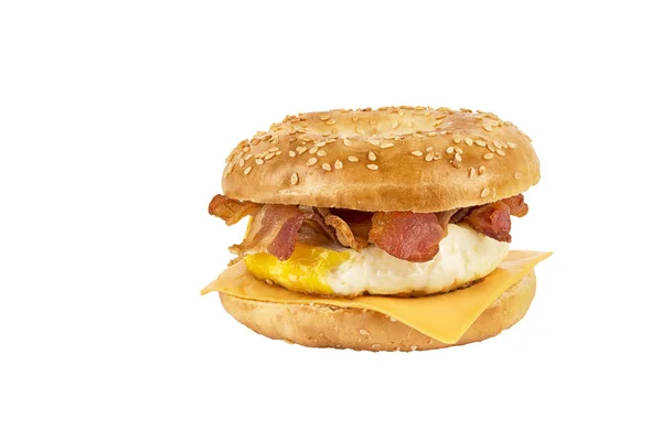 白い背景で隔離のサンドイッチ朝食をクローズ アップ ベーグル チーズ ベーコン — ストック写真