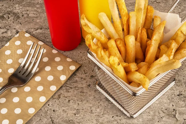Pommes Frites Korg Med Ketchup Servett Och Gaffel Konkreta Bakgrund — Stockfoto