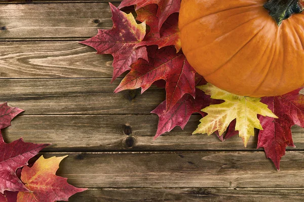 Pumpa Med Red Maple Leafs Kasseras Träbord Platt Lekmanna Top — Stockfoto