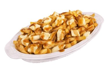 Beyaz arka plan üzerinde izole Poutine plaka. Yemek patates kızartması, sığır eti sos ve lor peyniri ile pişmiş. Kanada mutfağı.