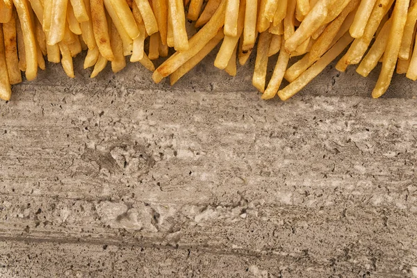 フランス語の上に直接コンクリート背景にフライド ポテトします クローズ アップ — ストック写真