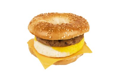 Beyaz arka plan üzerinde izole sandviç kahvaltı. Simit, yumurta, peynir ve sosis.