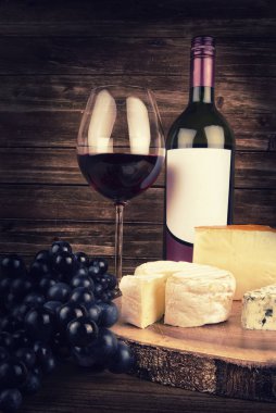 Şişe ve kadeh şarap arka planda bir ahşap tahta üzerinde izole.