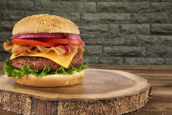 Hamburguesa Queso Con Empanada Res Tocino Pared Ladrillo Fondo Copie — Foto de Stock