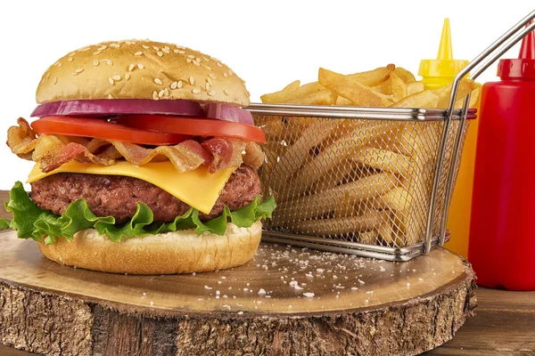 Hambúrguer Queijo Com Carne Bacon Batatas Fritas Cesto Ketchup Garrafa — Fotografia de Stock