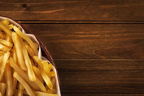 Frites Dans Panier Sur Fond Bois Juste Dessus Copiez Espace — Photo