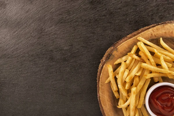 Batatas Fritas Com Ketchup Fundo Ardósia Escura Diretamente Acima Fechar — Fotografia de Stock