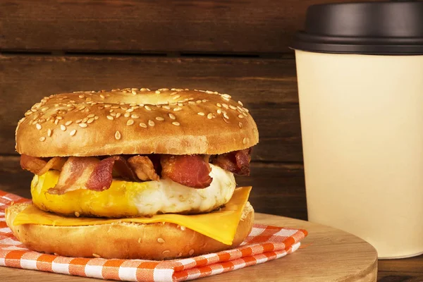 Desayuno Sándwich Con Tablón Madera Fondo Bagel Huevo Queso Tocino — Foto de Stock