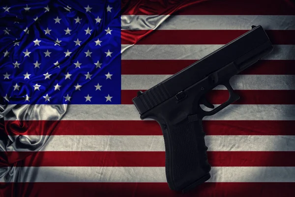 Arma Fuego Colocada Diagonal Sobre Una Bandera Los Estados Unidos —  Fotos de Stock