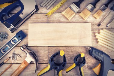 Hemen üstüne beyaz bir ahşap tahta üzerinde İnşaat araçları kümesi. Metniniz için kopya alanı.