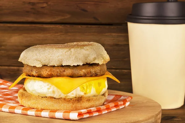 背景に木製の板とサンドイッチ朝食 イングリッシュマフィン チーズ ソーセージ — ストック写真