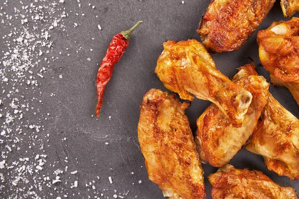 Chicken Wings Mit Roter Chilischote Und Salz Auf Einer Schwarzen — Stockfoto